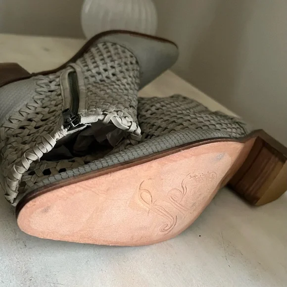 Free People Ladies Gray Leather Mesh Low Heel Ankle Boots size 11 - Picture 3 of 3